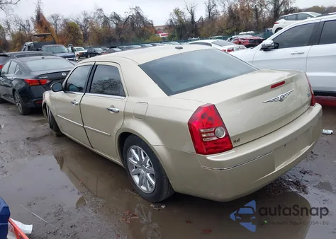 2010 Chrysler 300 Touring/Signature Series/Executive Series z USA, uszkodzony, nr VIN 2C3CA5CV4AH147373